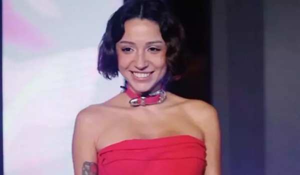 Zeynep Bastık sahnede çileden çıktı